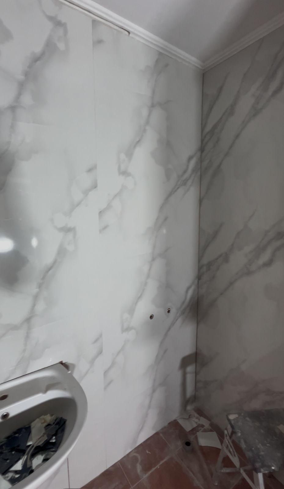 Изцяло обновена баня с монтирани водоустойчиви PVC панели Аквапанел