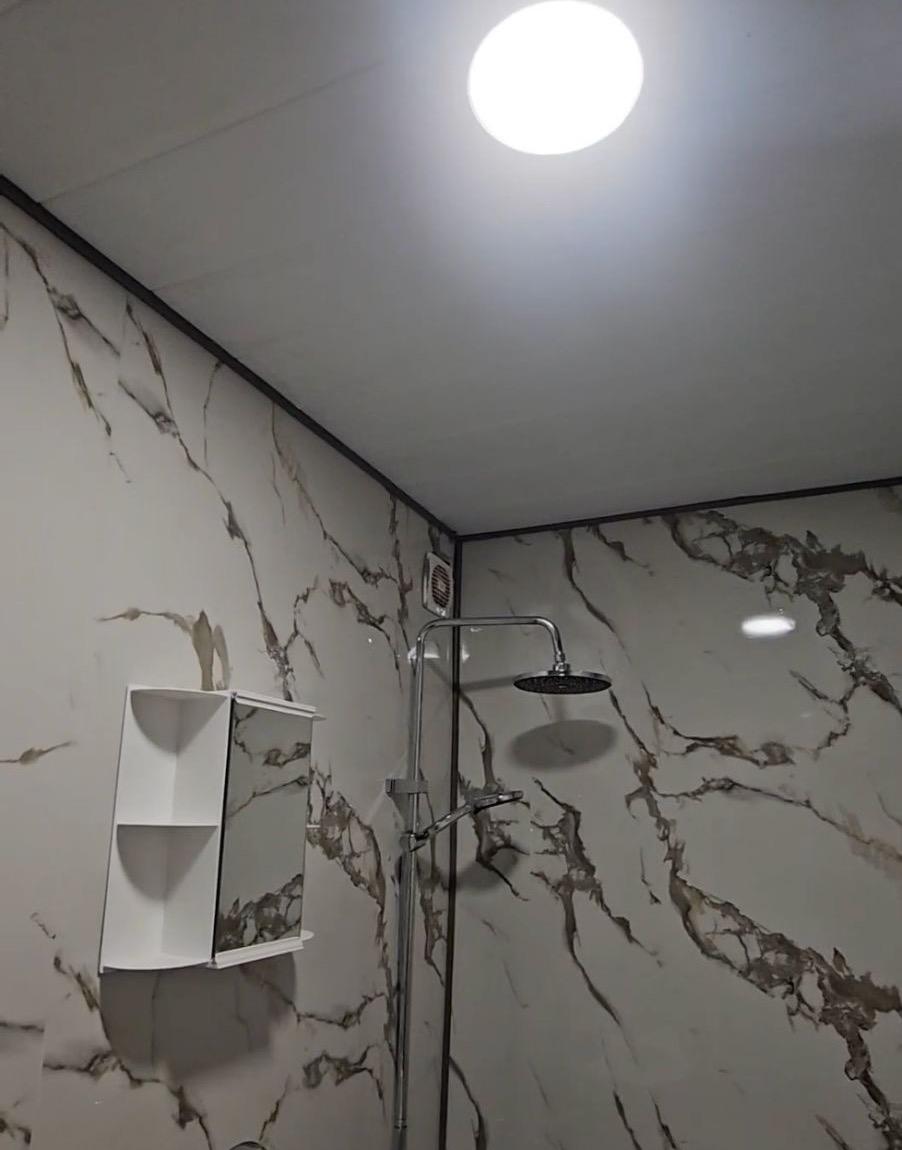 Изцяло обновена баня с монтирани водоустойчиви PVC панели Аквапанел