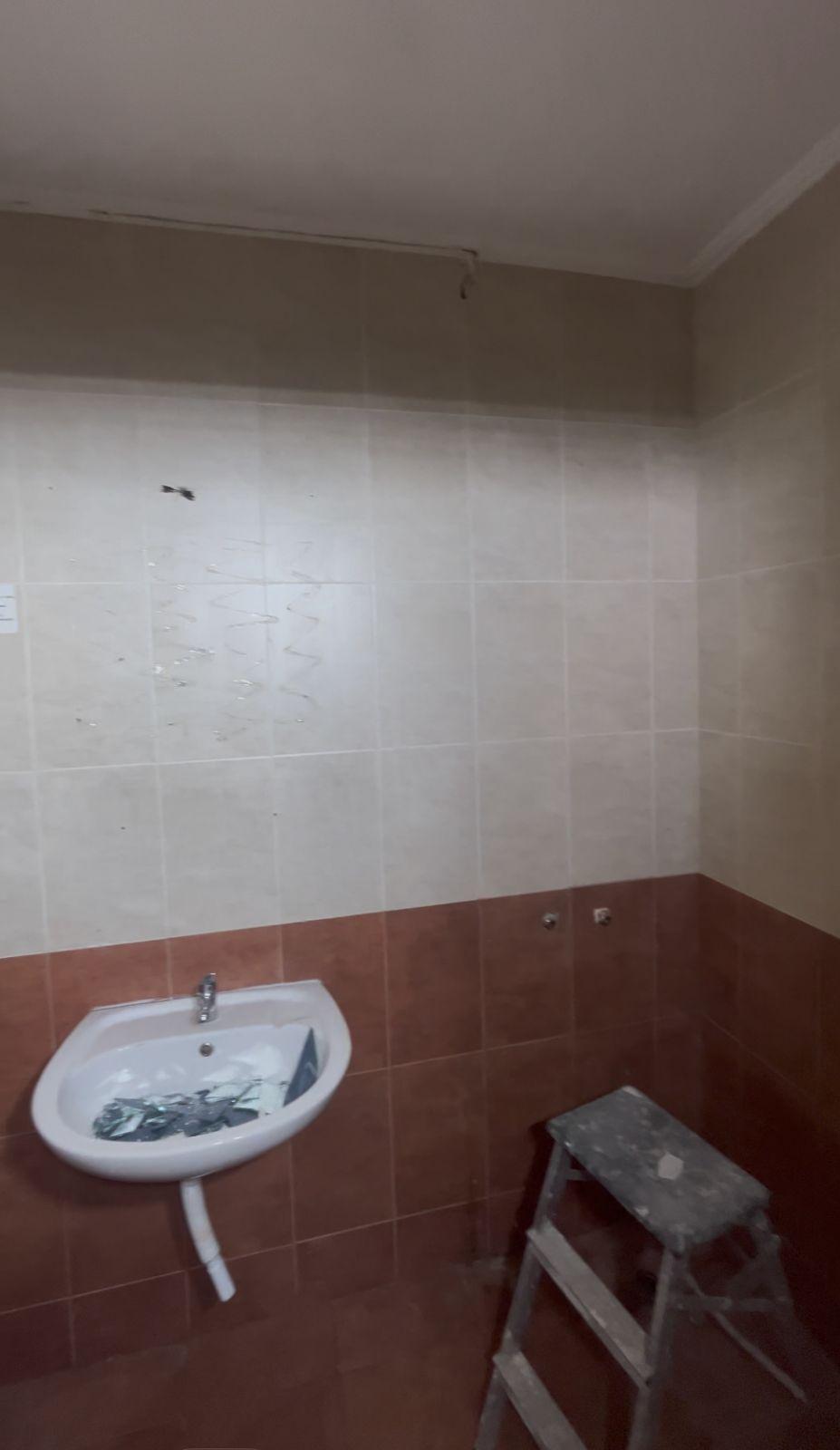 Стара баня с амортизирани плочки преди ремонт